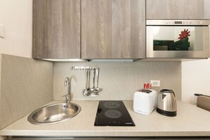 Fridge, microwave, oven, coffee/tea maker