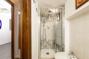 Dusche, Haartrockner, Handtücher, Seife