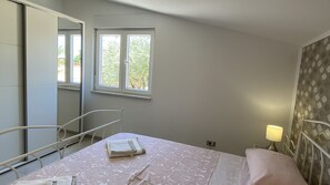 2 bedrooms, iron/ironing board, free WiFi, bed sheets