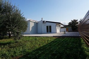 Exterior - Charming holiday home with a garden and a beautiful terrace (PULA)