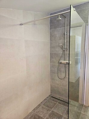 Ensemble baignoire-douche, séchoir à cheveux, serviettes fournies, savon