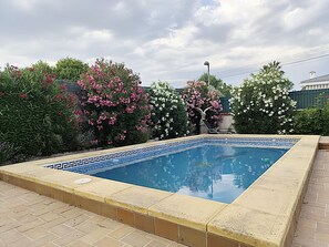 Piscina externa, espreguiçadeiras