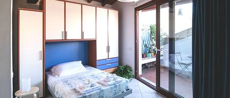 7 bedrooms, iron/ironing board, WiFi, bed sheets