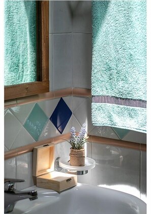 Douche, sèche-cheveux, bidet, serviettes fournies