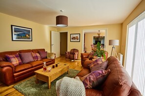 Una televisión, un futbolín