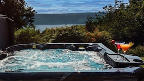 Outdoor spa tub - Chapelhill-Sleeps 8 - sleeps 8 guests in 4 bedrooms (Helensburgh)
