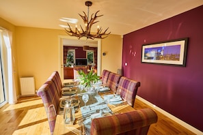 Dining - Chapelhill-Sleeps 8 - sleeps 8 guests in 4 bedrooms (Helensburgh)