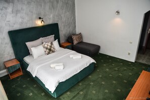 Habitación triple básica | Decoración personalizada, tabla de planchar con plancha y wifi gratis 