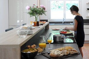 Dining - Villa Engardin, nestled in the heart of the vineyards, offers absolute comfort and calm. (La Celle)