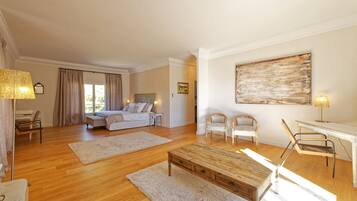 Smart TV, lettore DVD, tavolo da calcetto, libri