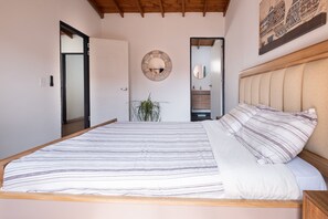 2 habitaciones, escritorio, tabla de planchar con plancha y wifi gratis
