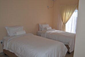 Habitación básica con 2 camas individuales | Cortinas opacas, tabla de planchar con plancha, camas supletorias