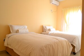 Habitación básica con 2 camas individuales | Cortinas blackout, tabla de planchar con plancha y camas extra 
