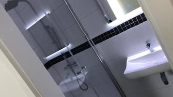 Standard-Doppelzimmer | Badezimmer | Dusche, Handtücher