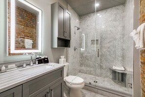Combined shower/bathtub, hair dryer, towels, soap