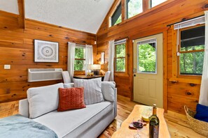 Smart TV, fireplace, books, video library - Alpine Creek - Cozy Little Cabin for Two in Helen (Helen)