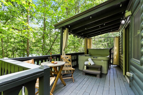 Outdoor dining - Alpine Creek - Cozy Little Cabin for Two in Helen (Helen)