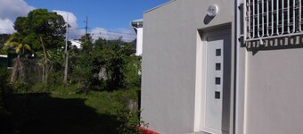 Kitchen-living room and air-conditioned bedroom, at the foot of La Soufrière.
