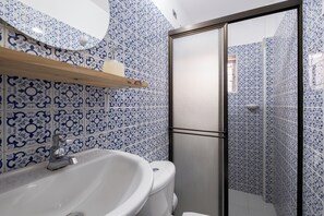 Douche, sèche-cheveux, serviettes fournies, savon