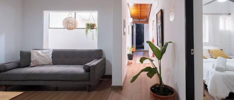 2 quartos, escrivaninha, ferros/tábuas de passar roupa