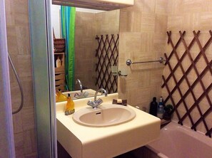 Bañera con ducha, secador de pelo, toallas, jabón