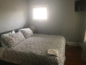 3 bedrooms, desk, iron/ironing board, free WiFi - Cozy bungalow in Takoma, DC. Walk to metro! (Washington)