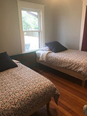 3 habitaciones, escritorio, tabla de planchar con plancha y wifi gratis 