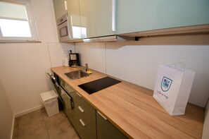 Kühlschrank, Geschirrspüler, Wasserkocher mit Kaffee-/Teezubehör