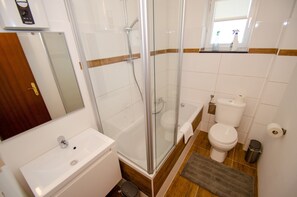 Een bad, een haardroger, handdoeken