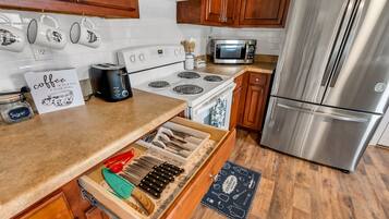 冰箱、微波炉、烤箱、炉灶