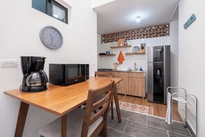 Réfrigérateur, micro-ondes, plaque de cuisson, cafetière/bouilloire