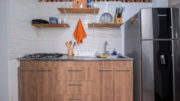 Refrigerador, microondas, parrilla de estufa y cafetera y tetera