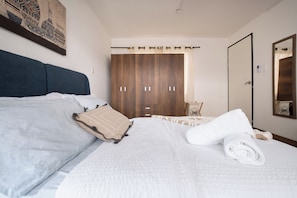 1 habitación, tabla de planchar con plancha, wifi gratis y ropa de cama