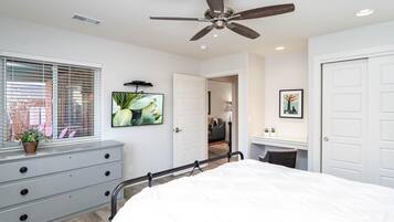 2 makuuhuonetta, työpöytä, silitysrauta/-lauta, ilmainen Wi-Fi