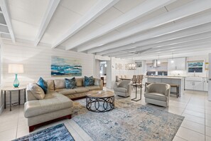 Flatskjerm-TV og peis