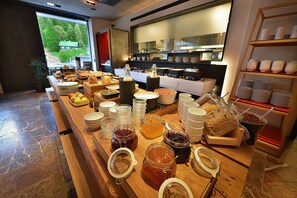 含每日吃到飽早餐