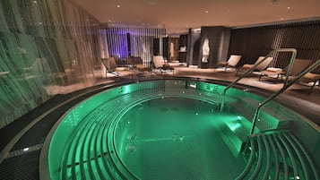 Indoor spa tub
