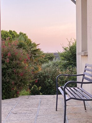 Terrace/patio - LE BOUT DU MONDE
maison avec terrasse plein sud et jardin avec accès à la plage (La Palue)