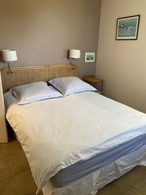 3 habitaciones, escritorio y tabla de planchar con plancha 