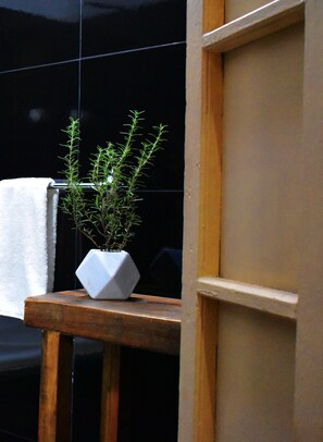 Deluxe Room | Bathroom | Towels, soap, shampoo, toilet paper - Pueblito Tlaquepaque Hotel Boutique (Tlaquepaque)