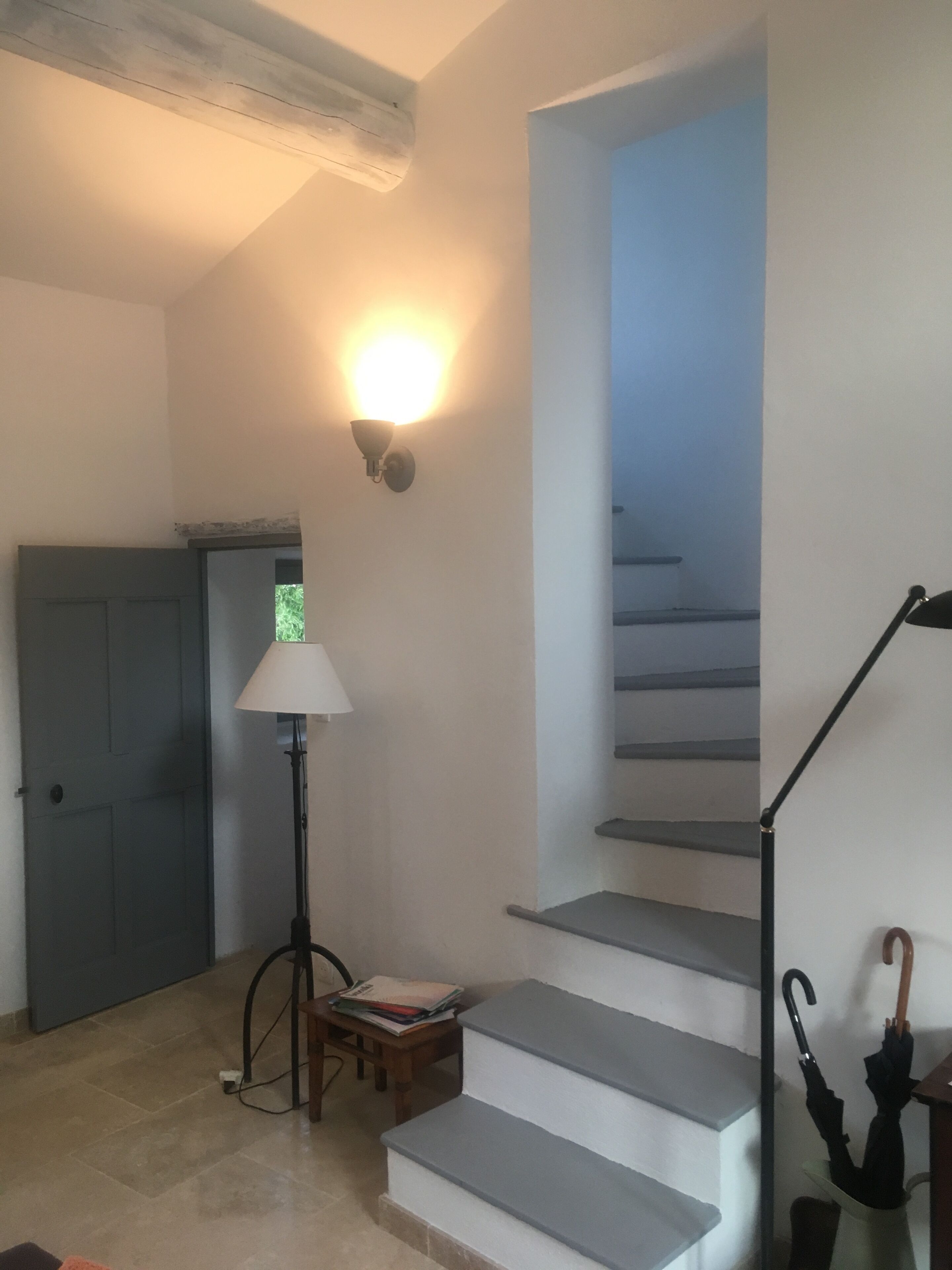 Un escalier muni d’une rampe et d’un luminaire placé au-dessus.