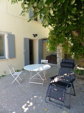 Outdoor dining - Provencal farmhouse with pool at the foot of Mont-Ventoux (Malaucène)