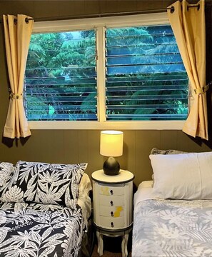 3 habitaciones, tabla de planchar con plancha y cuna de viaje 