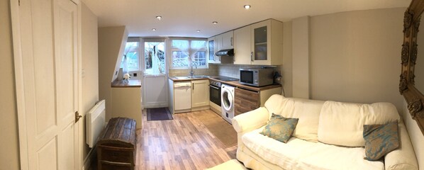 TV - The Artist’s Hideaway. Pet friendly (Woking)