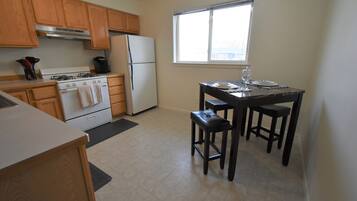 Micro-ondes, lave-vaisselle, cafetiĂšre/bouilloire, blender