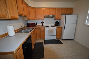 Microwave, dishwasher, coffee/tea maker, blender