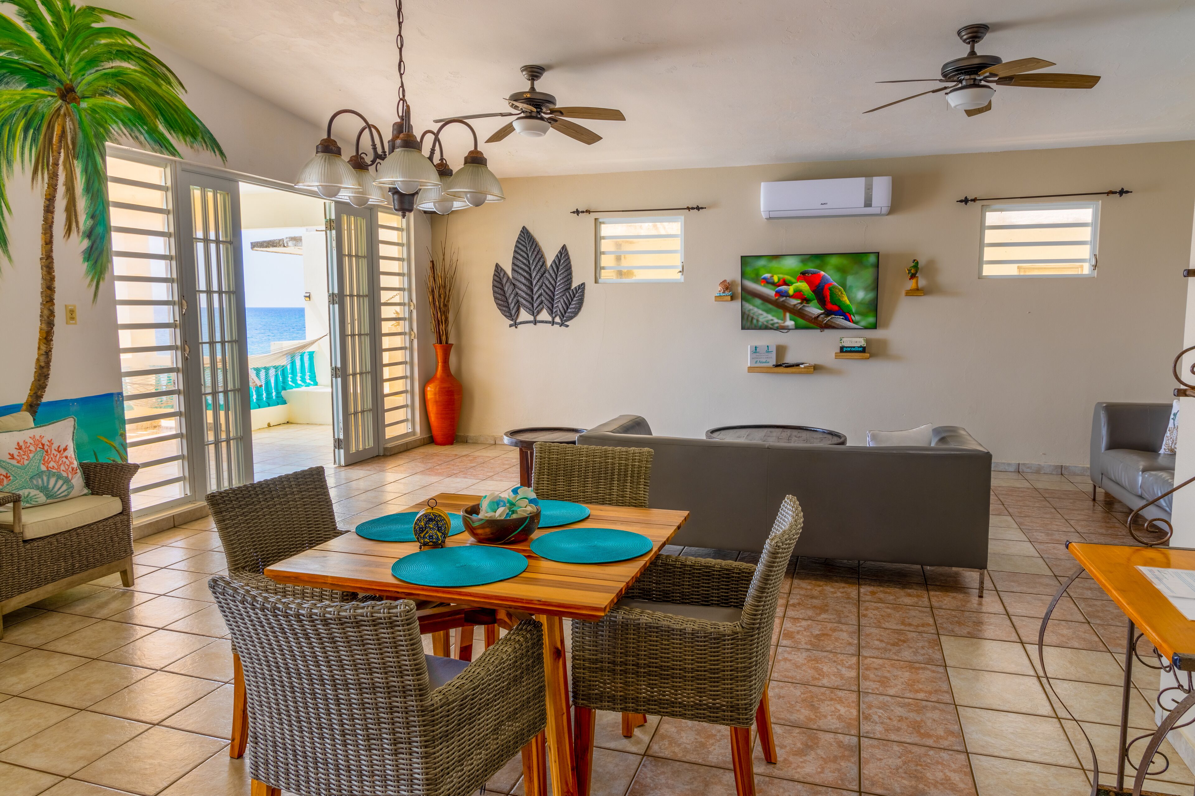Basic Villa, 2 Bedrooms, Balcony, Oceanfront | Ruang tamu | 40 inci televisyen LED dengan satelit, TV 