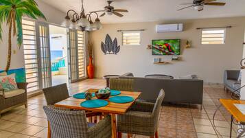 Basic Villa, 2 Bedrooms, Balcony, Oceanfront | Ruang tamu | 40 inci televisyen LED dengan satelit, TV