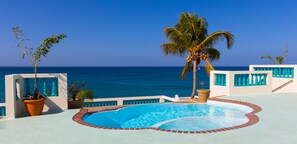 Outdoor pool, pool umbrellas, sun loungers - Sunset Paradise Villas (Rincon)