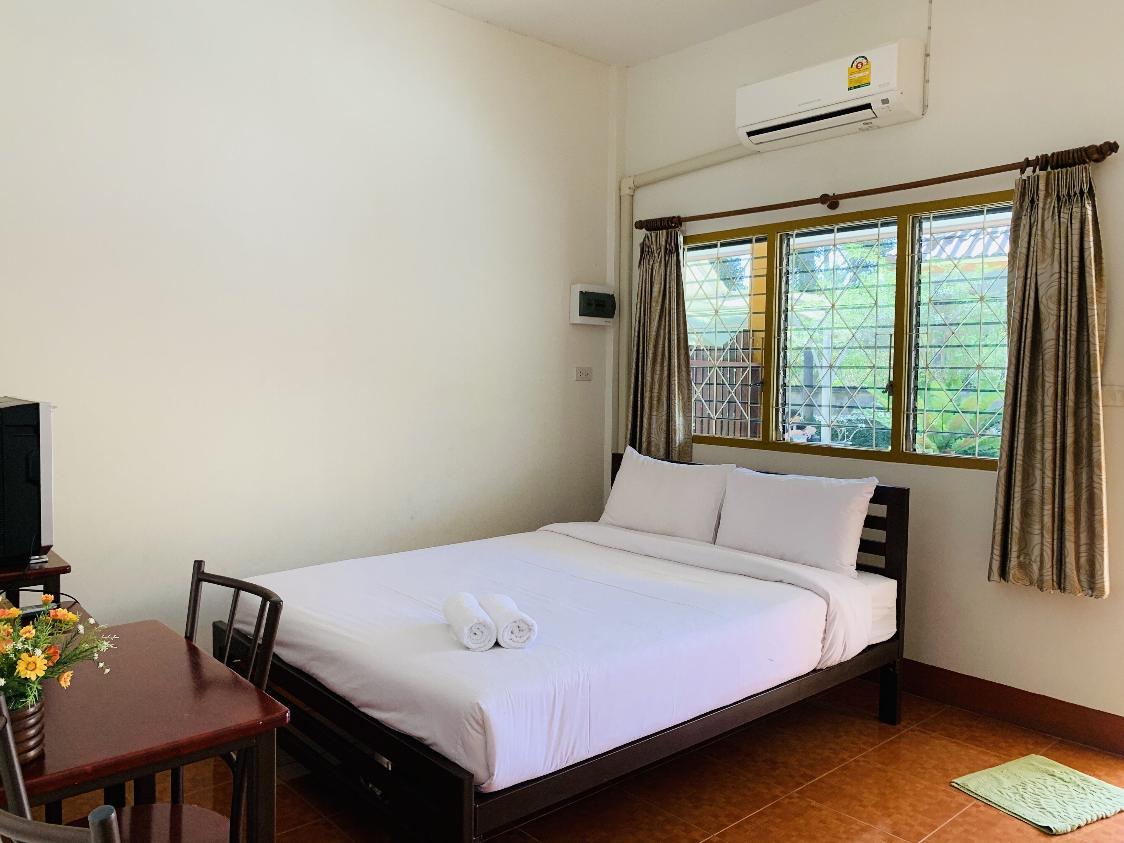 Family Room | Individually decorated, individually furnished, desk, rollaway beds